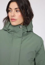 Maren ist 1,75 und trägt Größe S