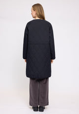 Julia ist 1,78 und trägt Größe S