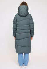 Angelique ist 1,75 und trägt Größe S