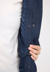 Julia ist 1,78 und trägt Größe S