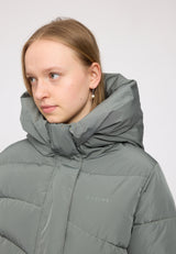 Julia ist 1,78 und trägt Größe S