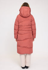 Julia ist 1,78 und trägt Größe S