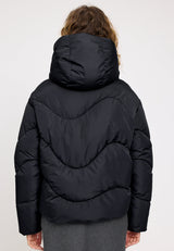 Angelique ist 1,75 und trägt Größe S