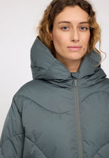 Angelique ist 1,75 und trägt Größe S