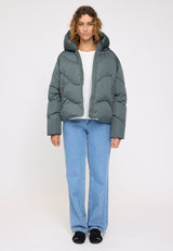 Angelique ist 1,75 und trägt Größe S