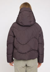 Julia ist 1,78 und trägt Größe S