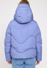 Julia ist 1,78 und trägt Größe S