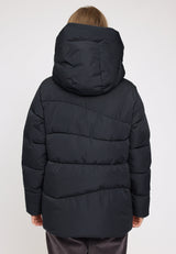 Julia ist 1,78 und trägt Größe S