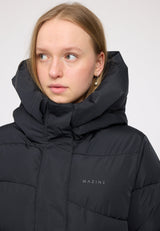 Julia ist 1,78 und trägt Größe S