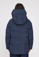 Maren ist 1,75 und trägt Größe S