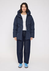 Maren ist 1,75 und trägt Größe S