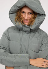 Julia ist 1,78 und trägt Größe S