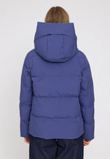 Julia ist 1,78 und trägt Größe S