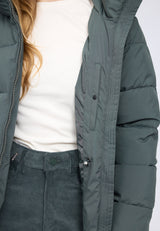 Julia ist 1,78 und trägt Größe S