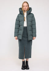 Julia ist 1,78 und trägt Größe S