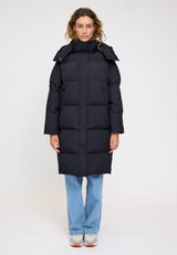 Angelique ist 1,75 und trägt Größe S