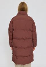 Julia ist 1,78 und trägt Größe S