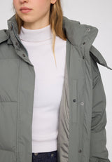 Angelique ist 1,75 und trägt Größe S