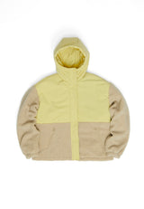 Julia ist 1,78 und trägt Größe S