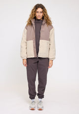 Angelique ist 1,75 und trägt Größe S