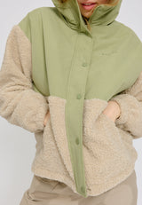 Julia ist 1,78 und trägt Größe S