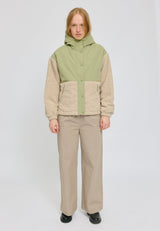 Julia ist 1,78 und trägt Größe S