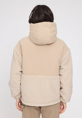 Maren ist 1,75 und trägt Größe S