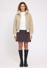 Angelique ist 1,75 und trägt Größe S