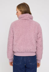 Julia ist 1,78 und trägt Größe S