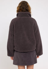 Angelique ist 1,75 und trägt Größe S