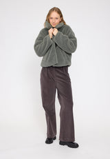 Julia ist 1,78 und trägt Größe S