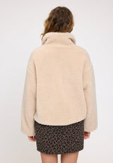 Angelique ist 1,75 und trägt Größe S