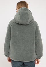 Julia ist 1,78 und trägt Größe S