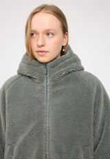 Julia ist 1,78 und trägt Größe S