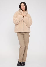 Maren ist 1,75 und trägt Größe S