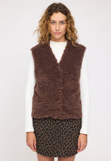 Angelique ist 1,75 und trägt Größe S