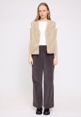 Julia ist 1,78 und trägt Größe S