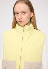 Julia ist 1,78 und trägt Größe S