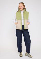 Julia ist 1,78 und trägt Größe S