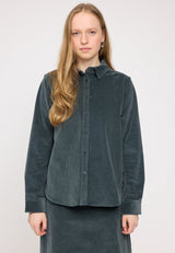 Julia ist 1,78 und trägt Größe S