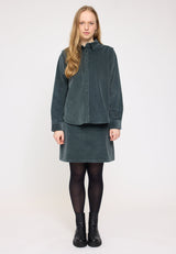 Julia ist 1,78 und trägt Größe S