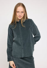 Julia ist 1,78 und trägt Größe S