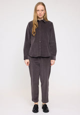 Julia ist 1,78 und trägt Größe S