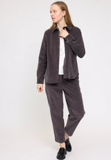 Julia ist 1,78 und trägt Größe S