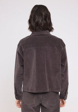 Maren ist 1,75 und trägt Größe S