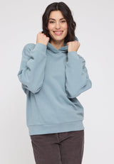 Maren ist 1,75 und trägt Größe S