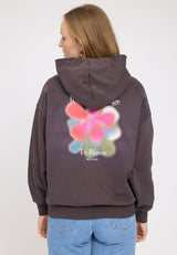 Julia ist 1,78 und trägt Größe S