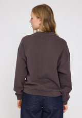 Julia ist 1,78 und trägt Größe S