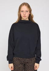 Julia ist 1,78 und trägt Größe S