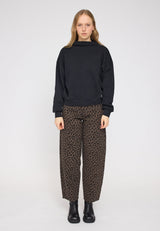 Julia ist 1,78 und trägt Größe S